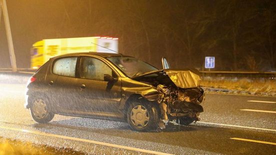 Het is spekglad op de weg, tientallen ongelukken. Het is spekglad op de weg, tientallen ongelukken.