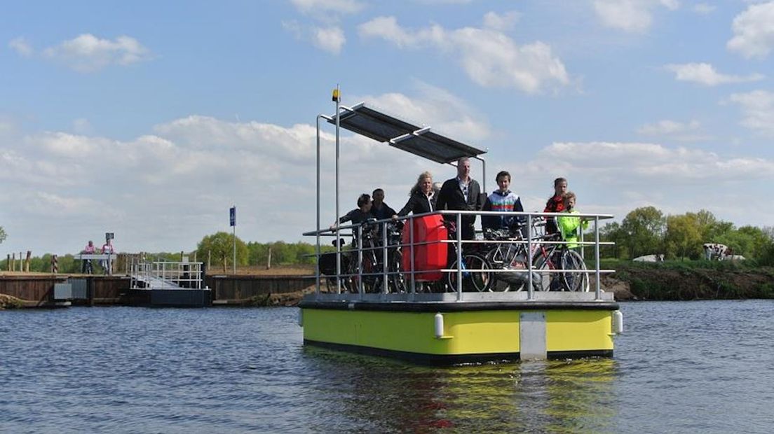 Veerpontje Hessum weer in de vaart