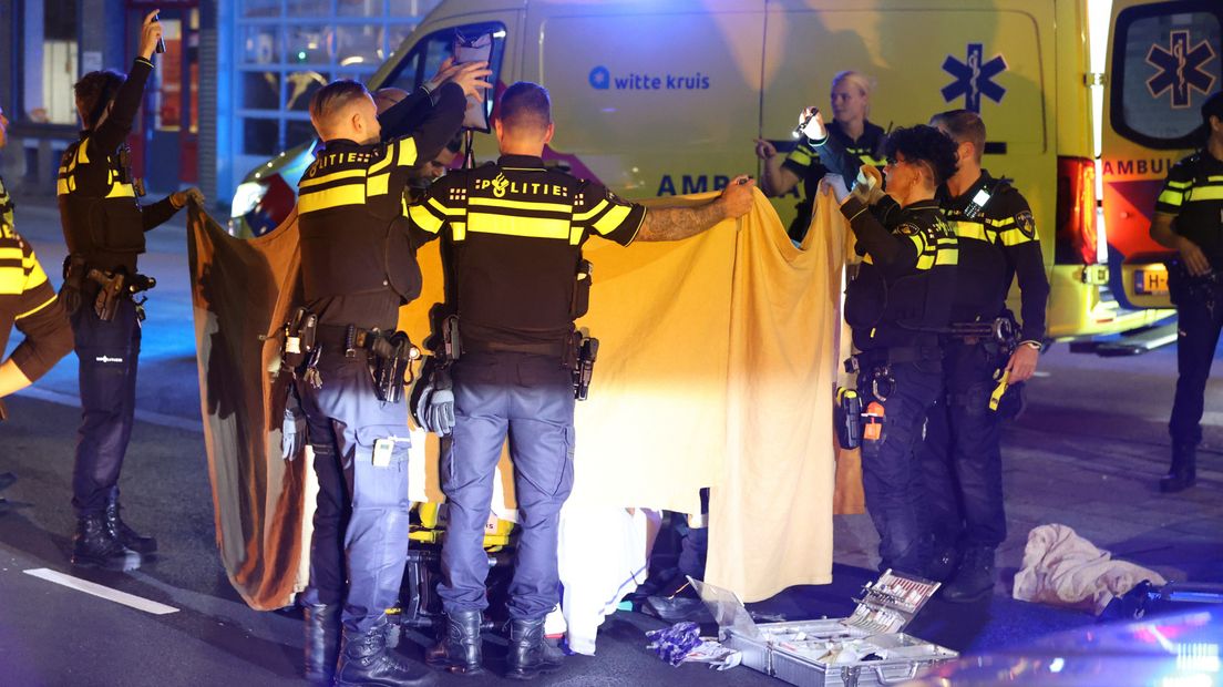 Agenten ontfermen zich over het slachtoffertje