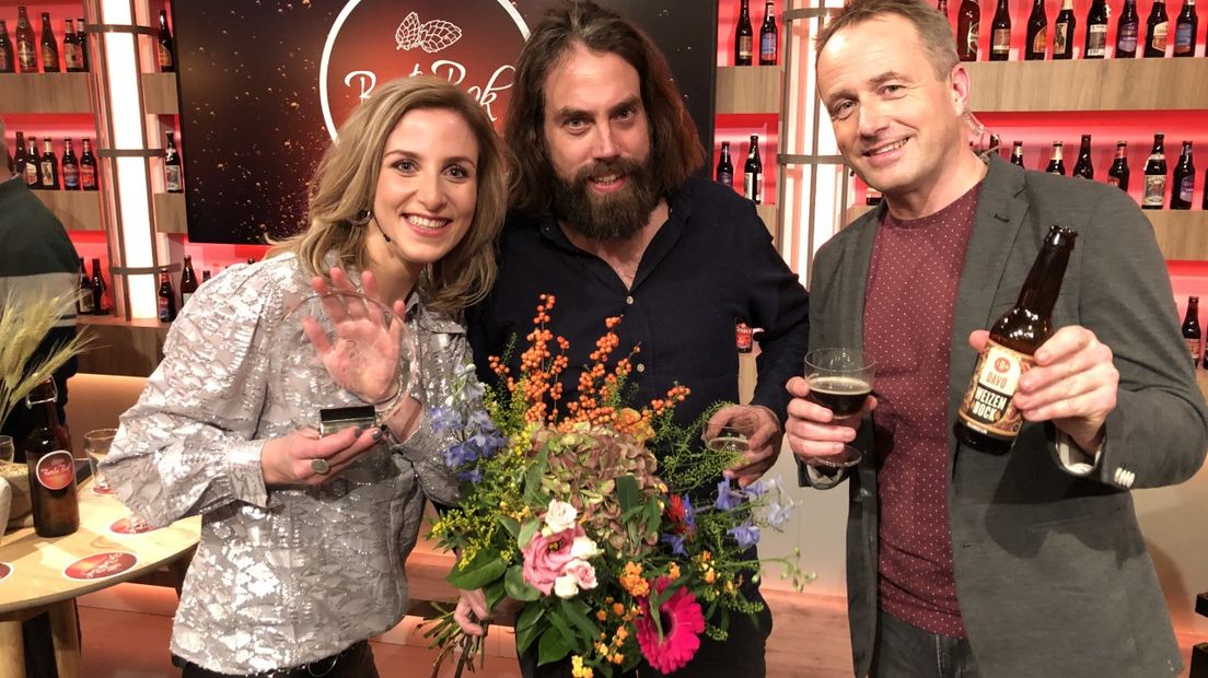 Winnaar Marijn Kroon van Davo tussen de presentatoren.