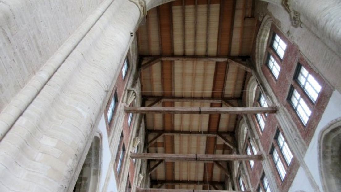 Het nieuwe plafond in de kerk
