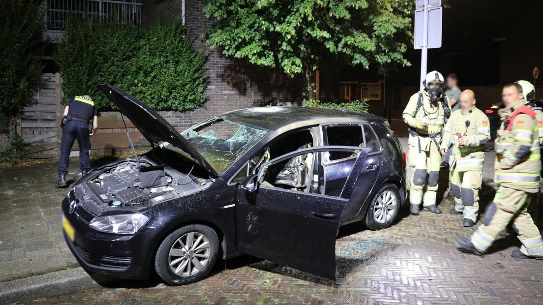 Een auto ging woensdag 19 augustus in vlammen op bij rellen in de Utrechtse wijk Zuilen.