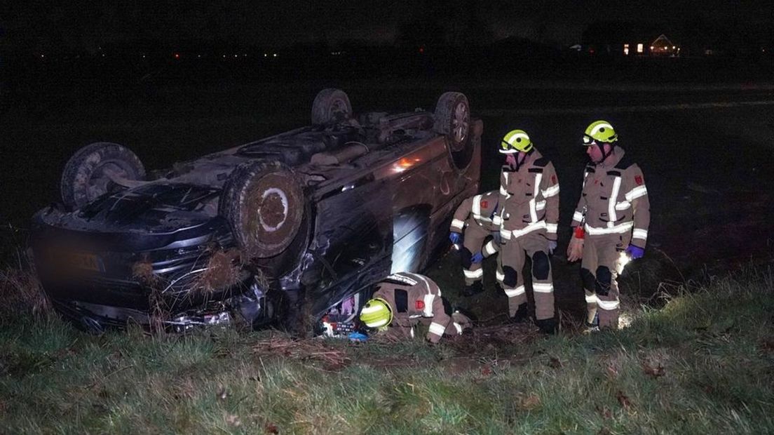 Brandweerlieden kijken of er nog iemand in het voertuig zit.