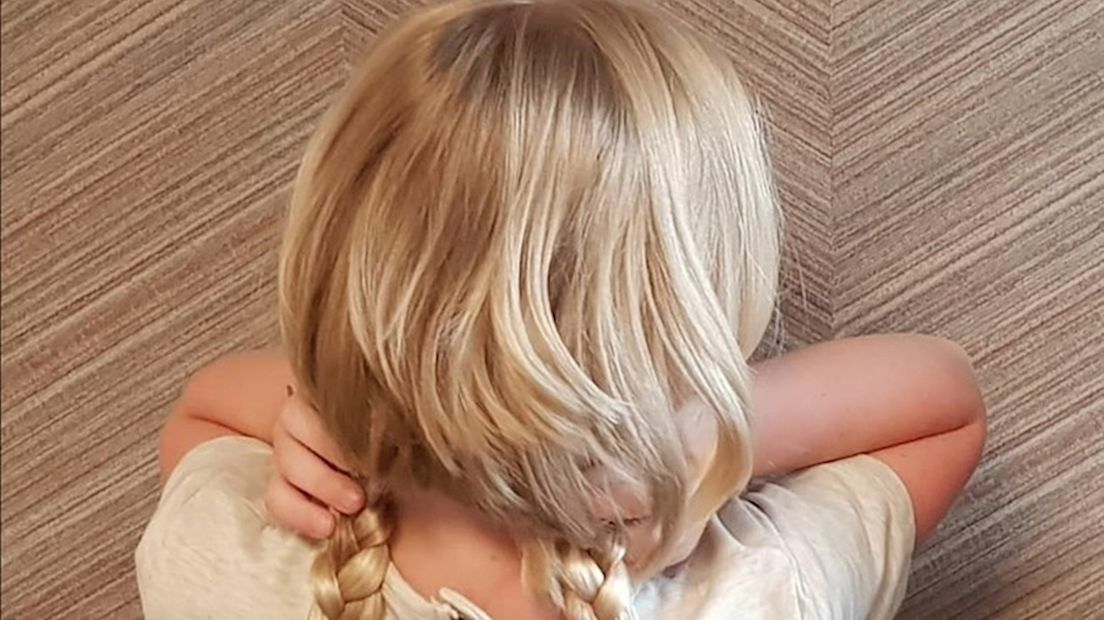 Lotte doneert haar mooie blonde haar