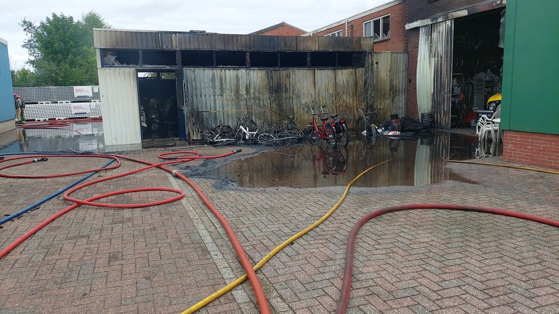 De schade bij de werkplaats in Winsum is groot