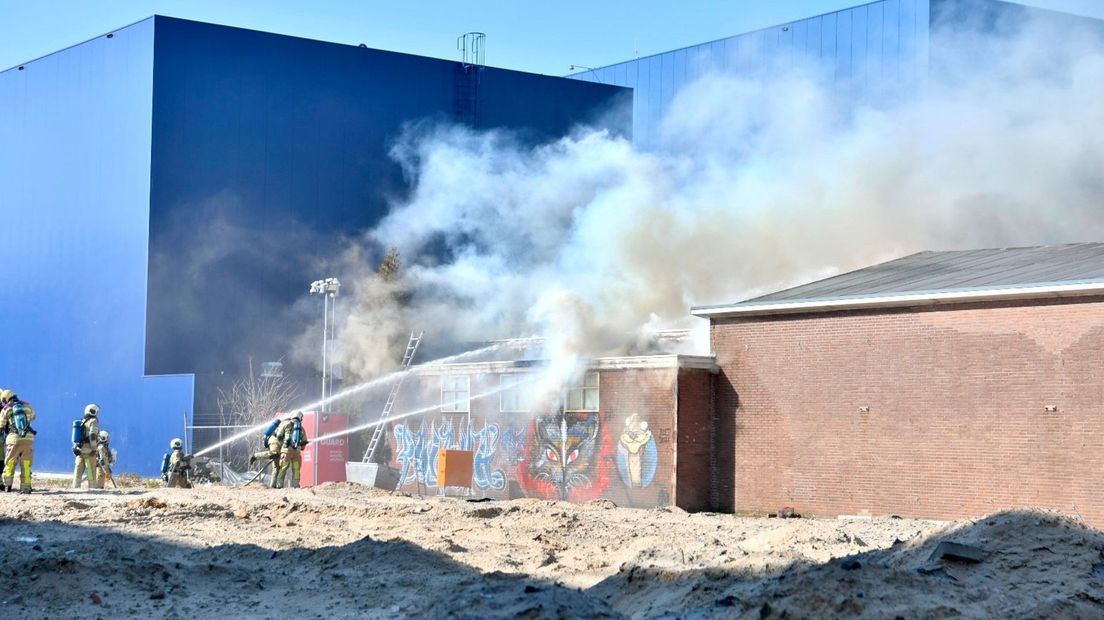 De brand ontstond even voor 13.00 uur