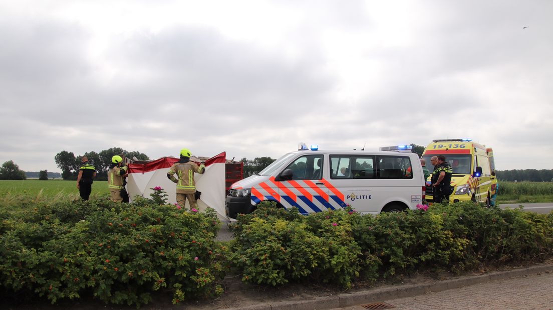 De weg werd afgesloten door de hulpdiensten.