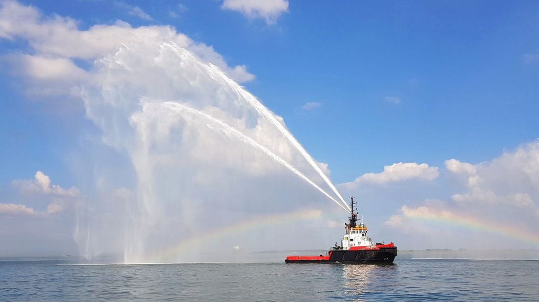 Belgische blusboot maakt regenbogen bij demonstratie op de Westerschelde