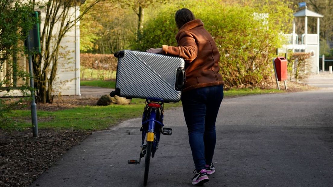 Bij gebrek aan een auto verhuist Karen om de paar weken op deze manier weer naar een ander vakantiehuisje.