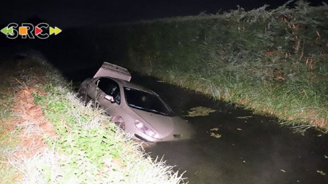 Auto belandt in de sloot in Est