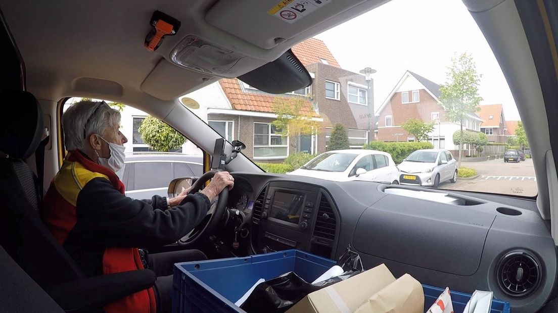 Riet Saalmink (80) bezorgt pakketten in 'haar' wijk Mortiere