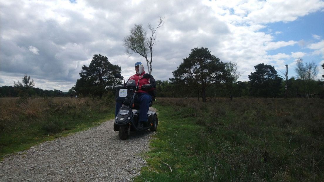 Bert Schoemaker van de Scootmobielclub Veenendaal maakt een testrit