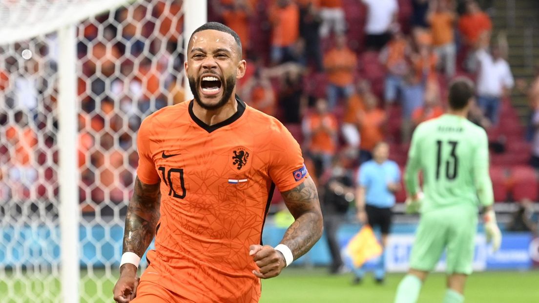 Memphis Depay viert de eerste goal in de wedstrijd Nederland-Oostenrijk