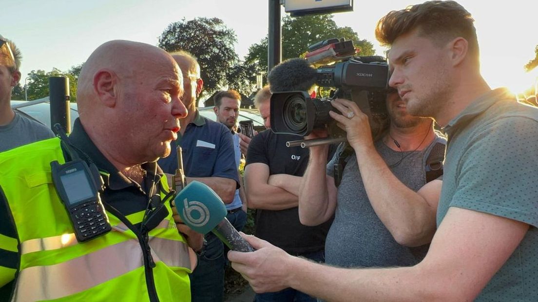 Politieman Toon Ruiken praat met de toegesnelde pers.