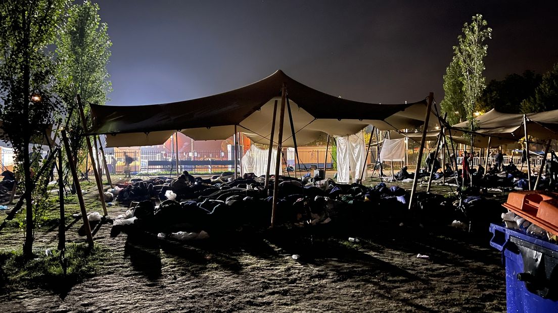 Afgelopen zomer was de druk op het aanmeldcentrum in Ter Apel zo hoog, dat verschillende asielzoekers buiten moesten slapen.