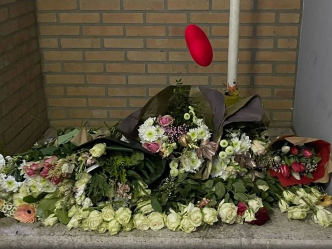 Er werden bloemen gelegd voor de doodgeschoten Amsterdamse jongen Roffinho