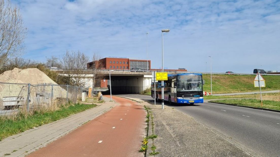 Het viaduct over de busbaan.