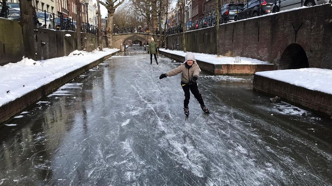 Femke de Moor scheert over de gracht.