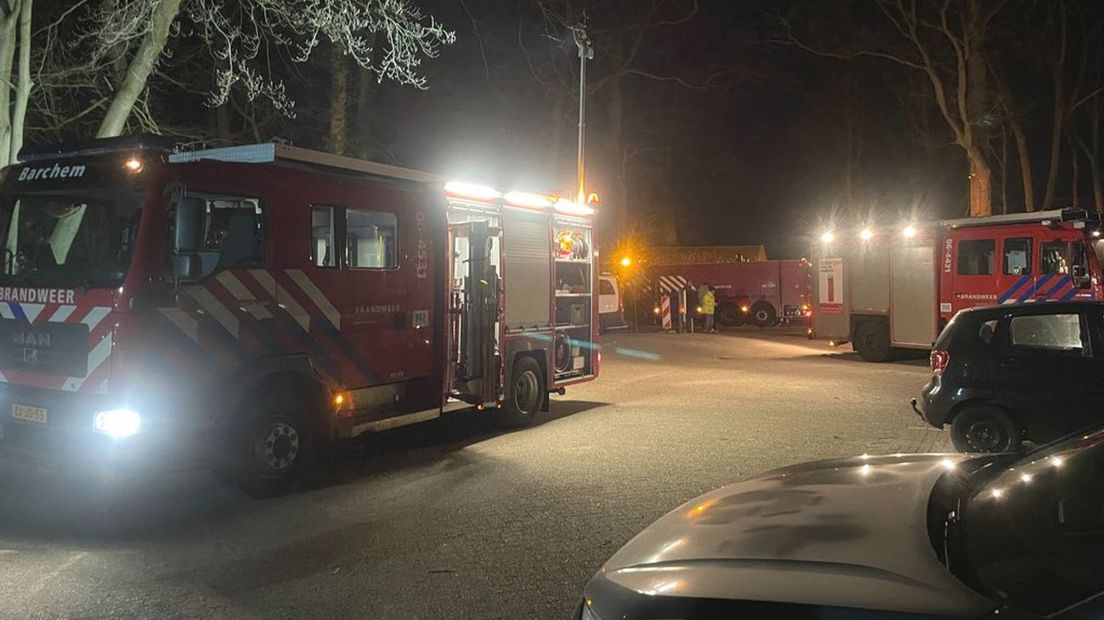 De brandweer is met meerdere voertuigen ter plaatse.