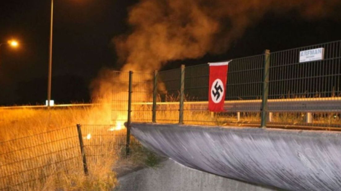 De vlag hing aan een viaduct bij Stroe.