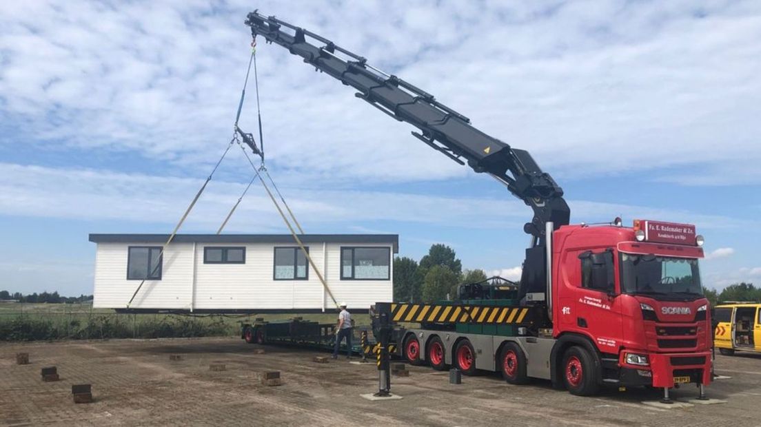 Chalets voor vluchtelingen arriveren in Spijk.