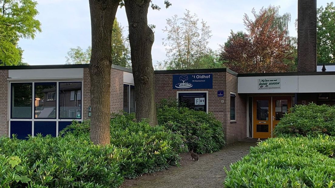 Het huidige gebouw van basisschool 't Oldhof in Borne.