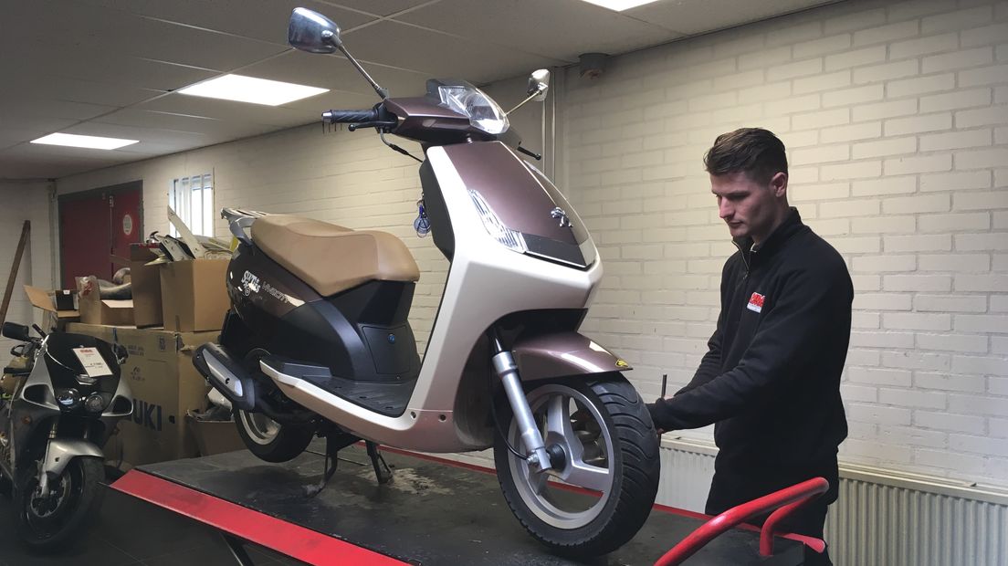 Steven Ovaa heeft het hele jaar door werk aan het repareren en verkopen van scooters