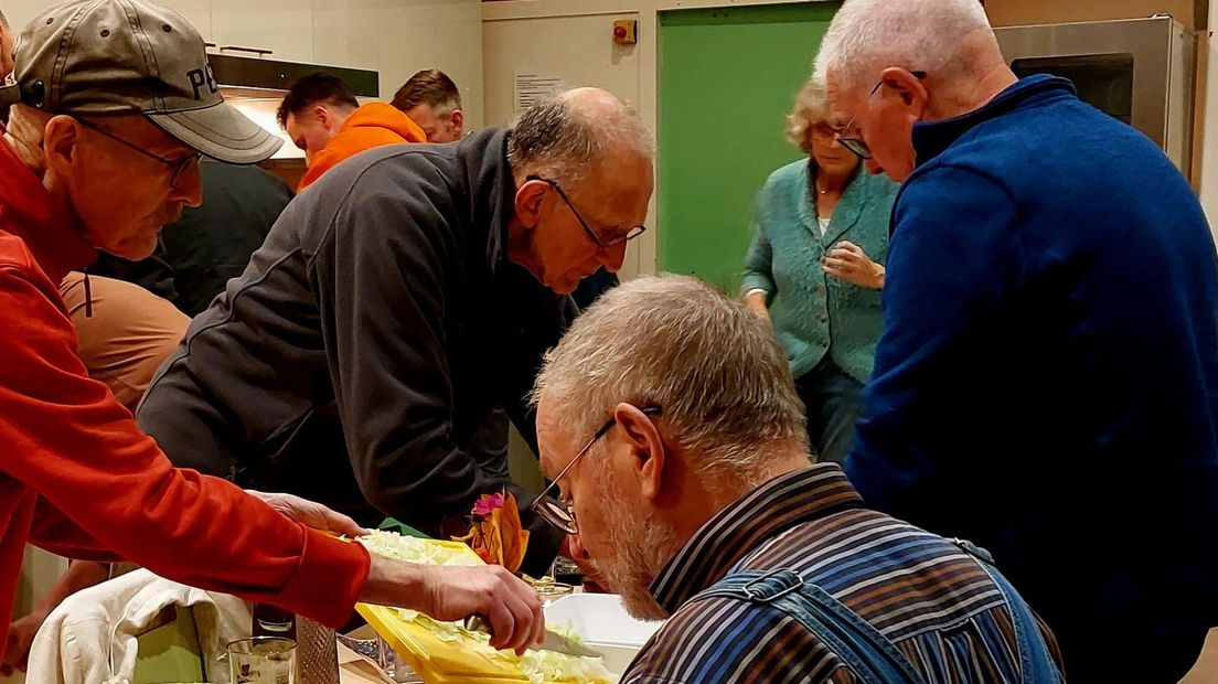 Regenboogsenioren koken samen bij COC Zwolle