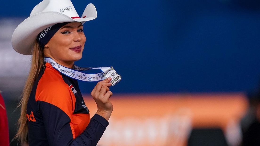 Jutta Leerdam toont haar gouden medaille op de 1000 meter in Calgary