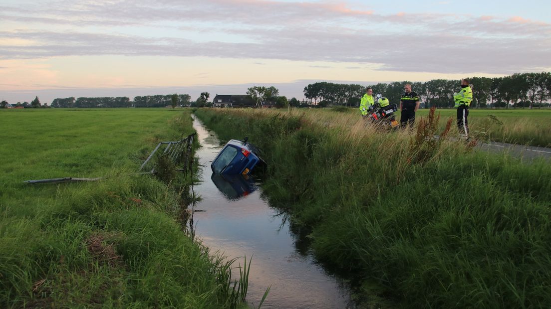 De auto ligt in de sloot