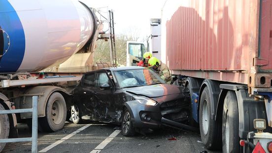 Auto klem tussen vrachtwagens bij kettingbotsing | Steekpartij Dordrecht: drie jongeren opgepakt. Auto klem tussen vrachtwagens bij kettingbotsing | Steekpartij Dordrecht: drie jongeren opgepakt.