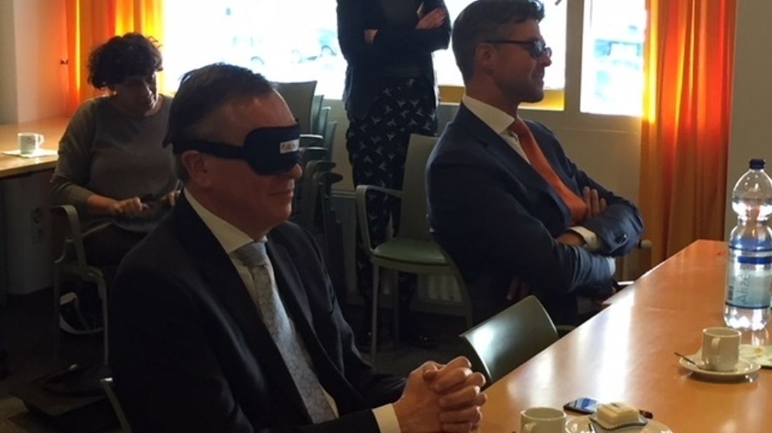 Minister Bruno Bruins ervaart hoe het is om te leven met een beperking