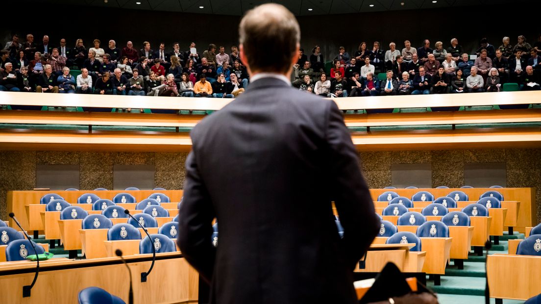 Minister Eric Wiebes, met op de achtergrond een tribune vol Groningers (Rechten: ANP / Bart Maat)