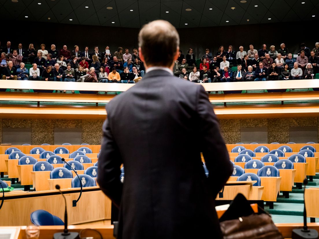 Minister Eric Wiebes, met op de achtergrond een tribune vol Groningers (Rechten: ANP / Bart Maat)