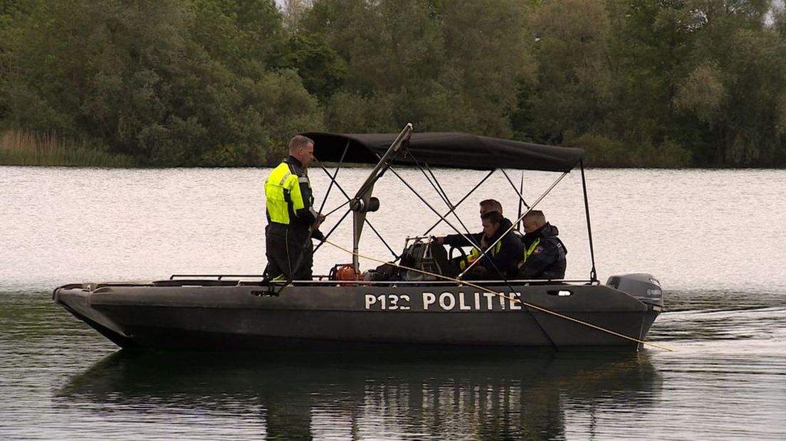 Het sonarbootje van de politie op de Rijkerswoerdse Plassen.