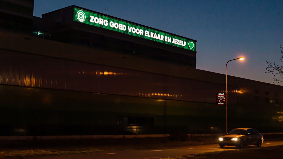 Een auto rijdt voor het TopsportZorgCentrum langs