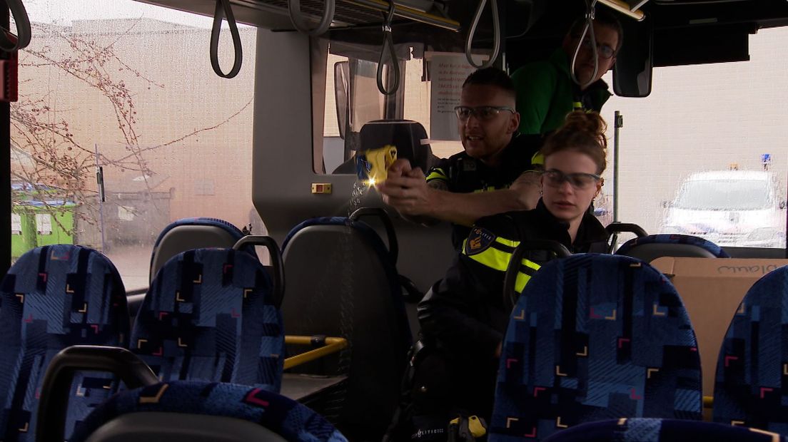 Het stroomstootwapen in gebruik tijdens een oefening in Zuidlaren
