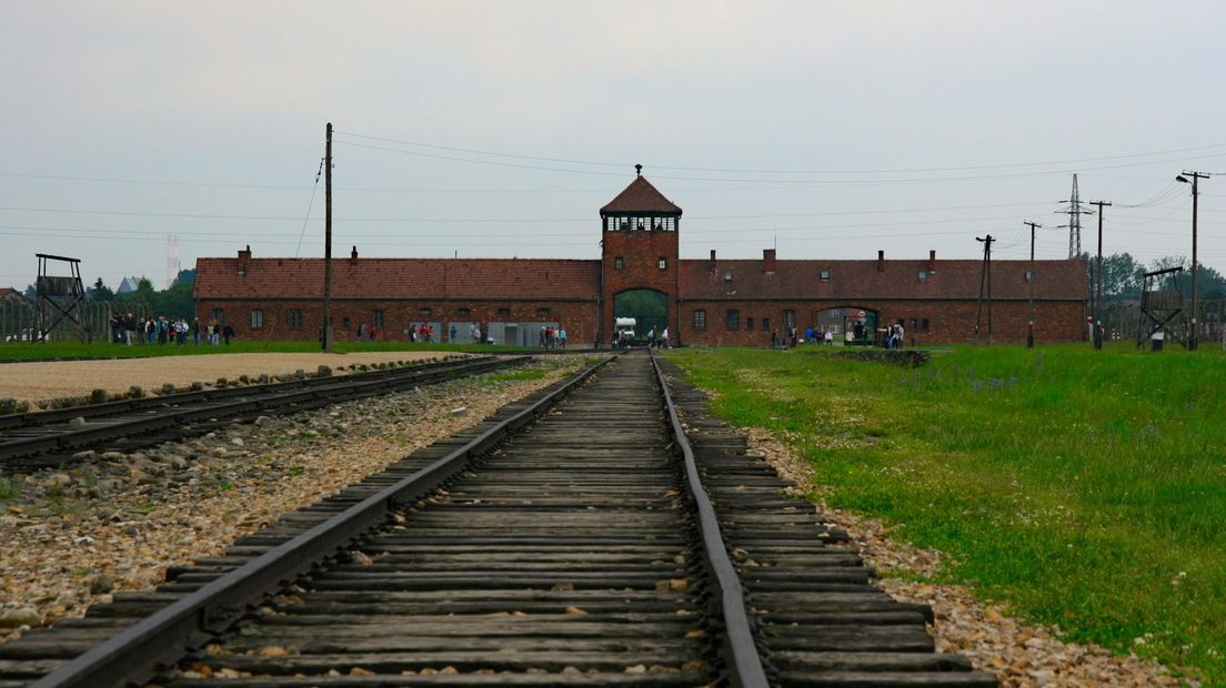 Poortgebouw en station van vernietigingskamp Auschwitz Birkenau.