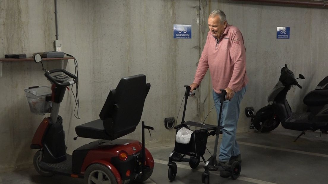 Bob Wonnink naast zijn scootmobiel.