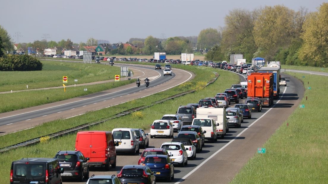 Een file op de A58 op vrijdag 6 mei 2016