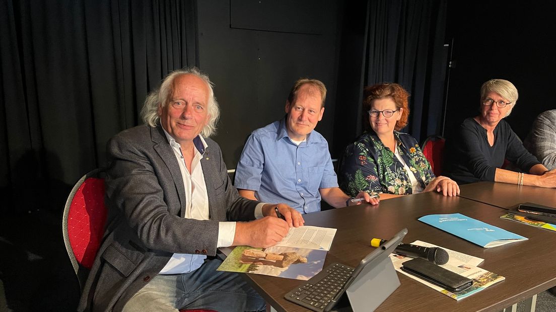 V.l.n.r: Ytsen van der Velde, Arnold Bloem, Sandra de Wit, en Annemiek Kleinjan. Zij tekenen het coalitieakkoord namens de betrokken partijen