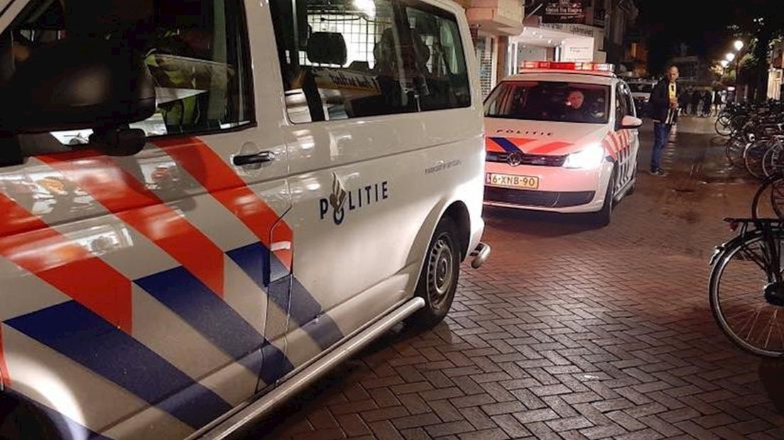 Twee personen mishandeld door groep jongeren in Almelo, twee verdachten aangehouden