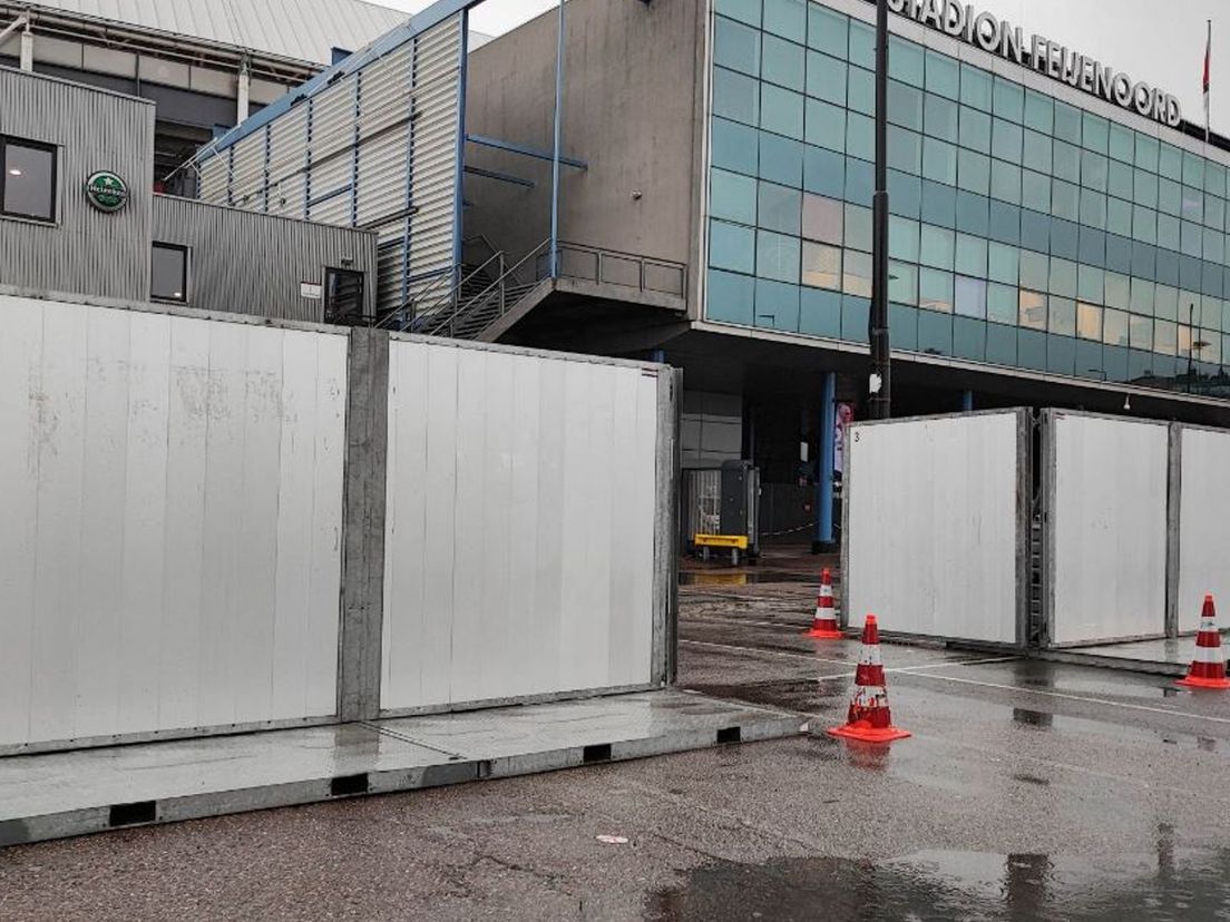 De hekken staan aan de kant bij het Maasgebouw en het Topsportcentrum