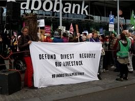 Milieuactivisten bij vergadering Rabobank: 'Gaat de bank 45 procent minder uitstoten in 2030?'