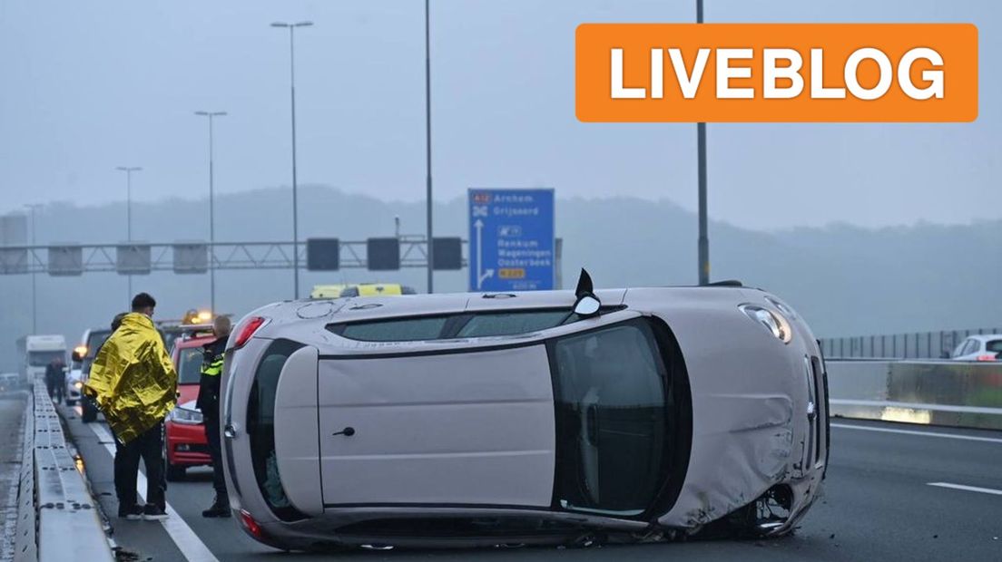 De auto op de zijkant op de A50.