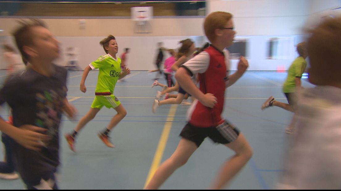 Basisschoolleerlingen Sas van Gent doen een piepjestest
