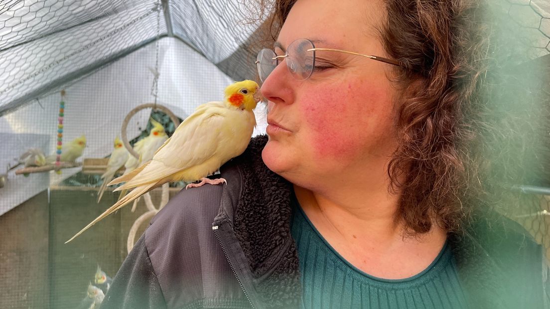 Trudy Sommers met Kuifje in de noodvolière