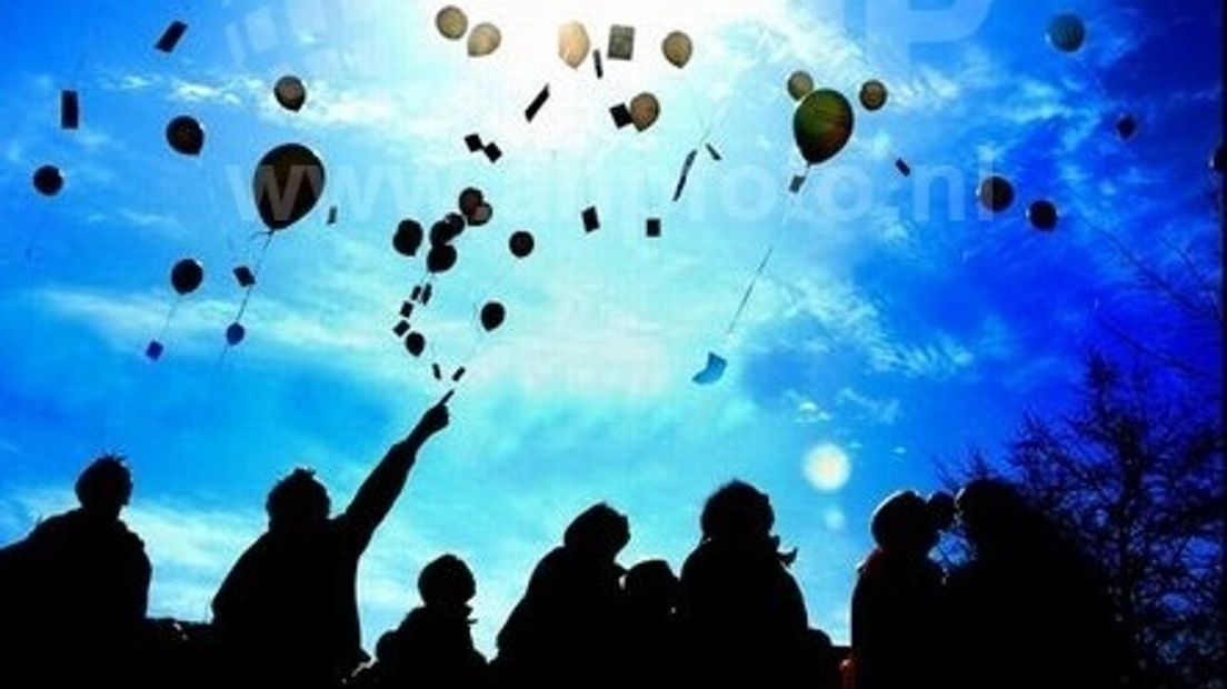 Kinderen laten ballonnen op