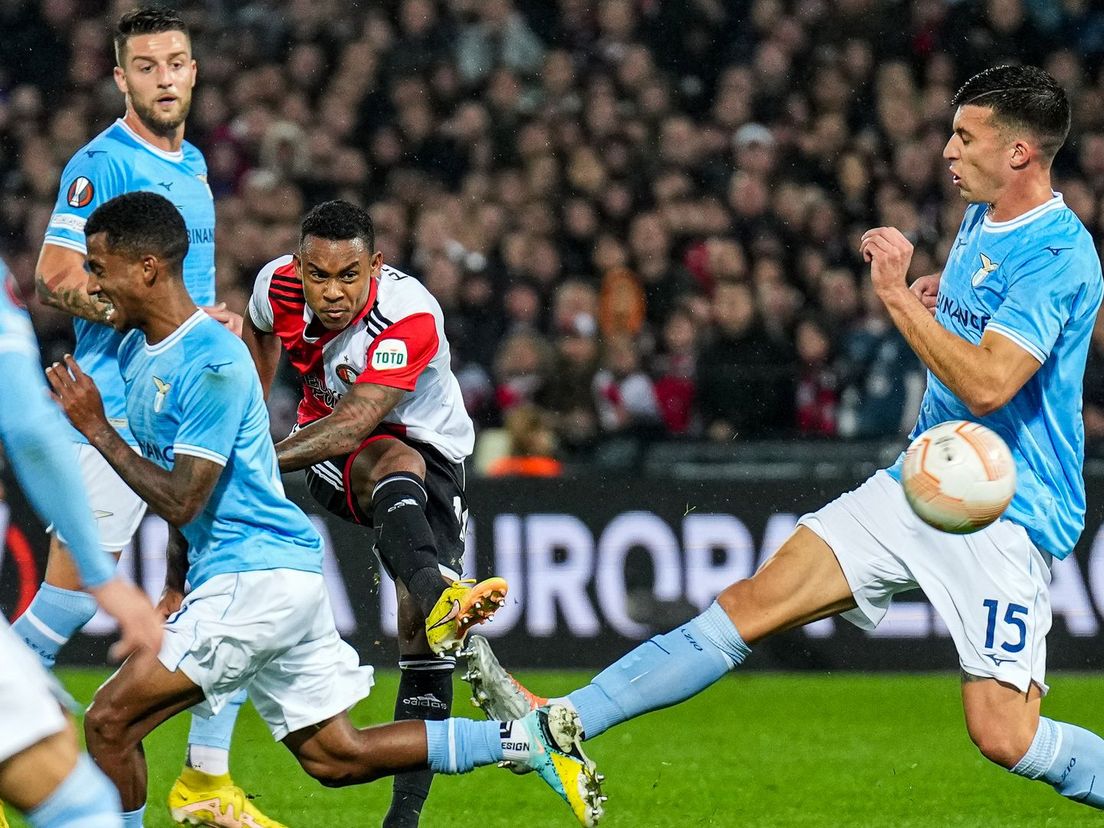 Igor Paixão neemt namens Feyenoord het doel van Lazio onder vuur