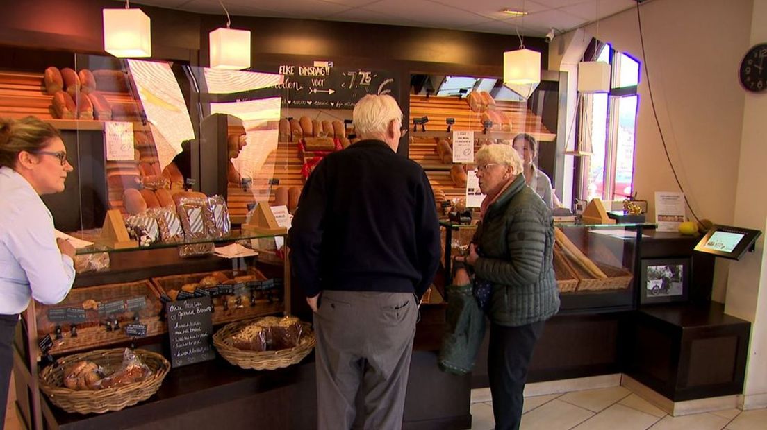 Vaste klanten brengen een laatste bezoekje aan bakkerij Kaspers.
